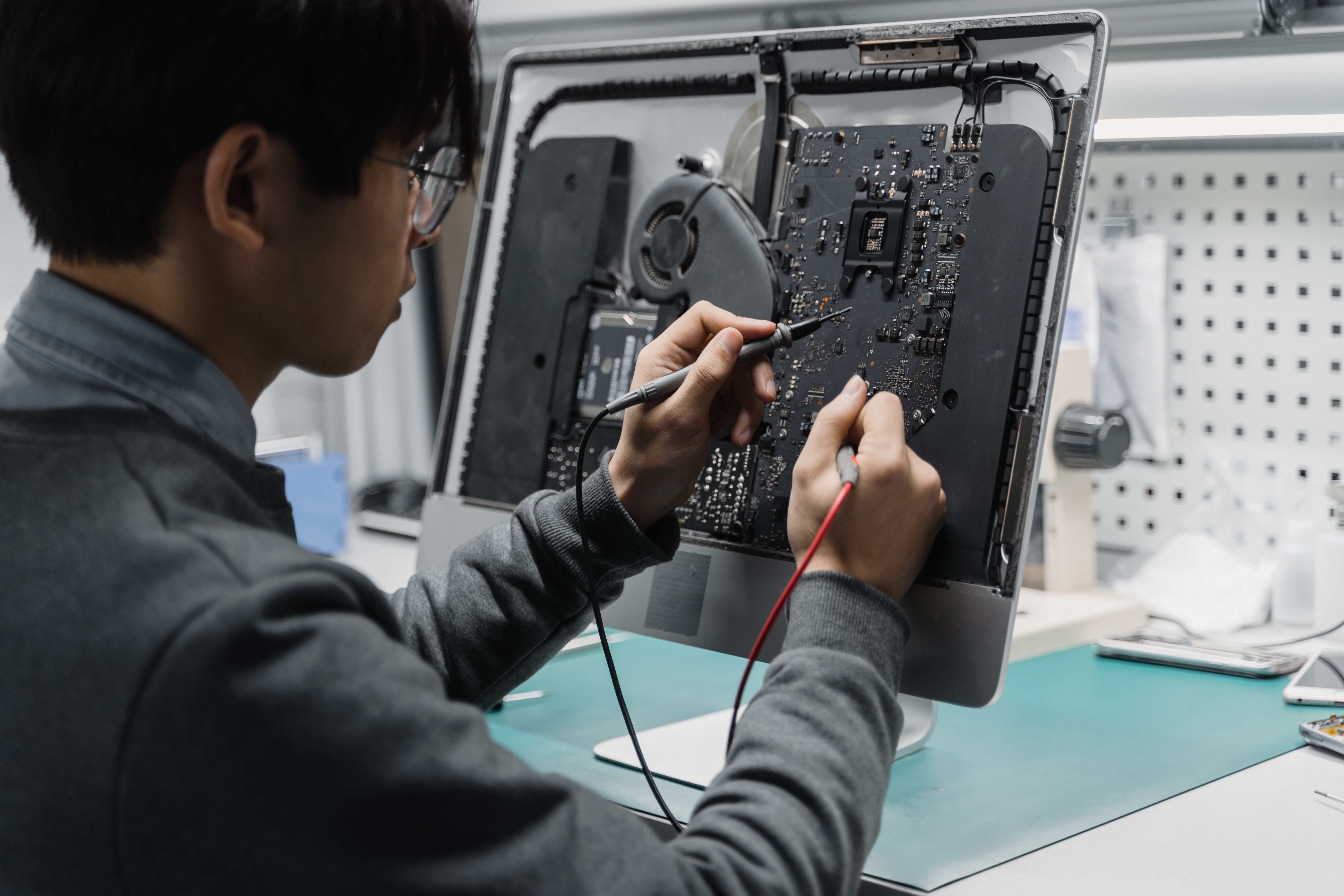 Técnico realizando manutenção em um computador