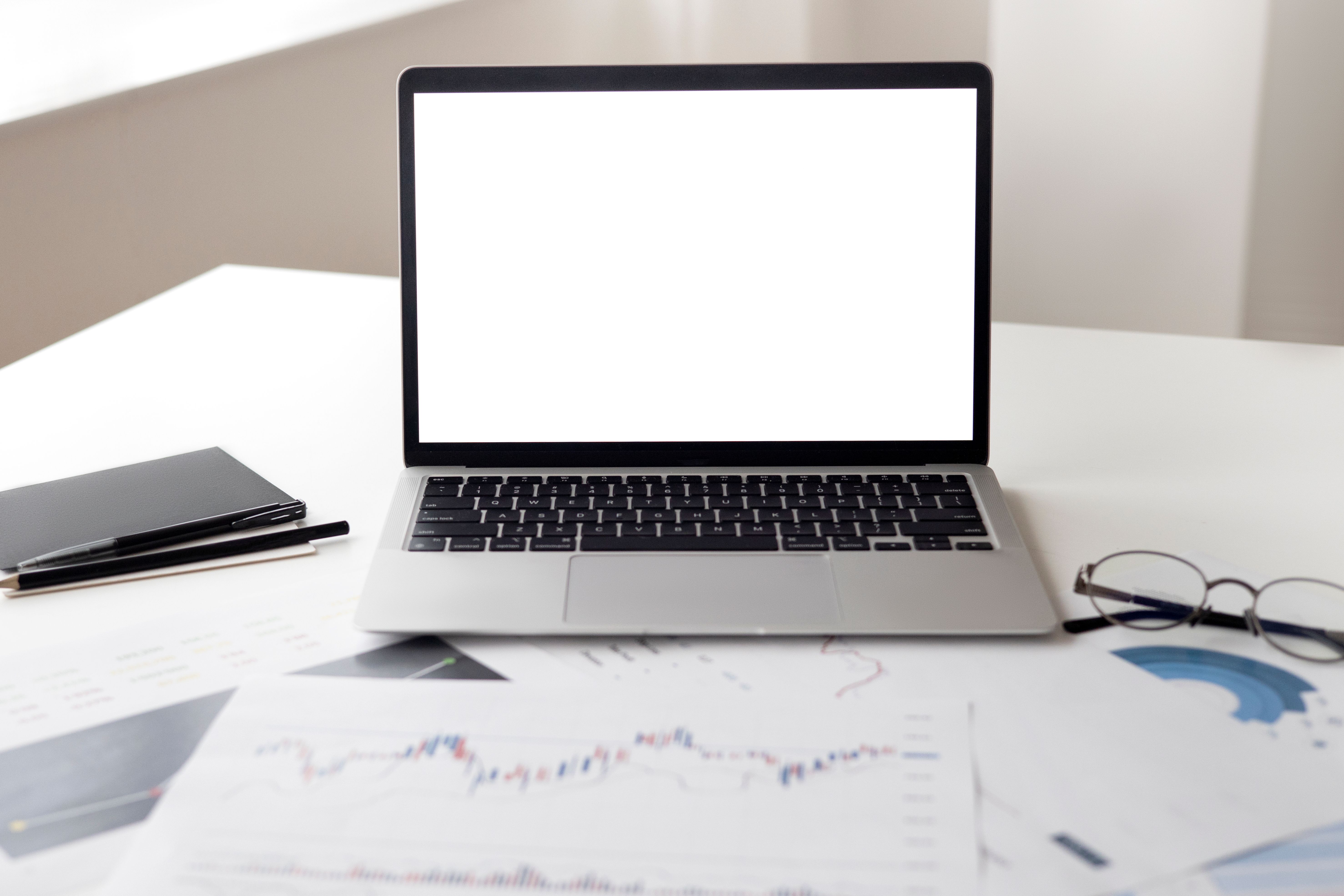 Notebook e documentos de trabalho em uma mesa