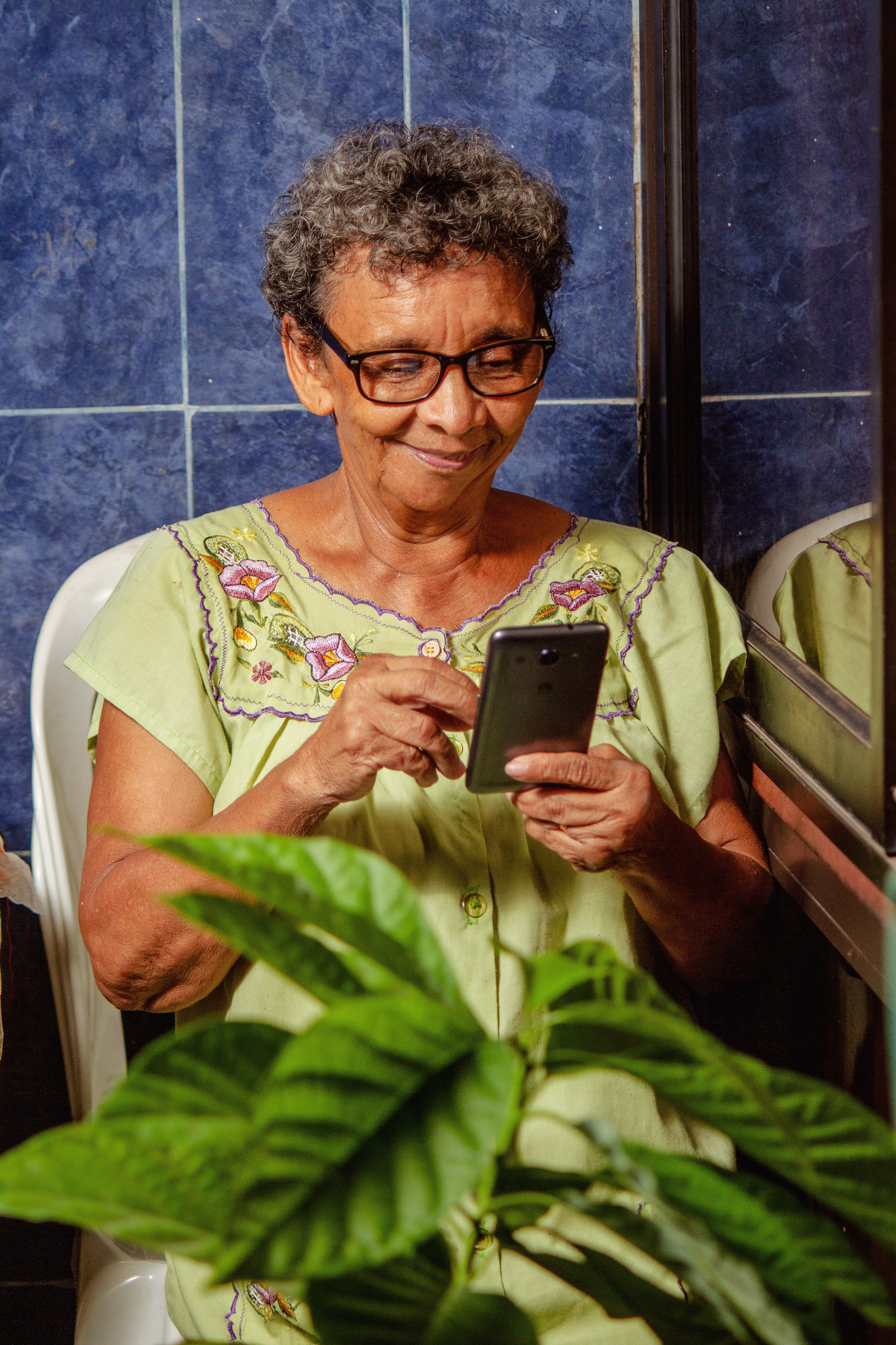 Pessoa da melhor idade usando o celular