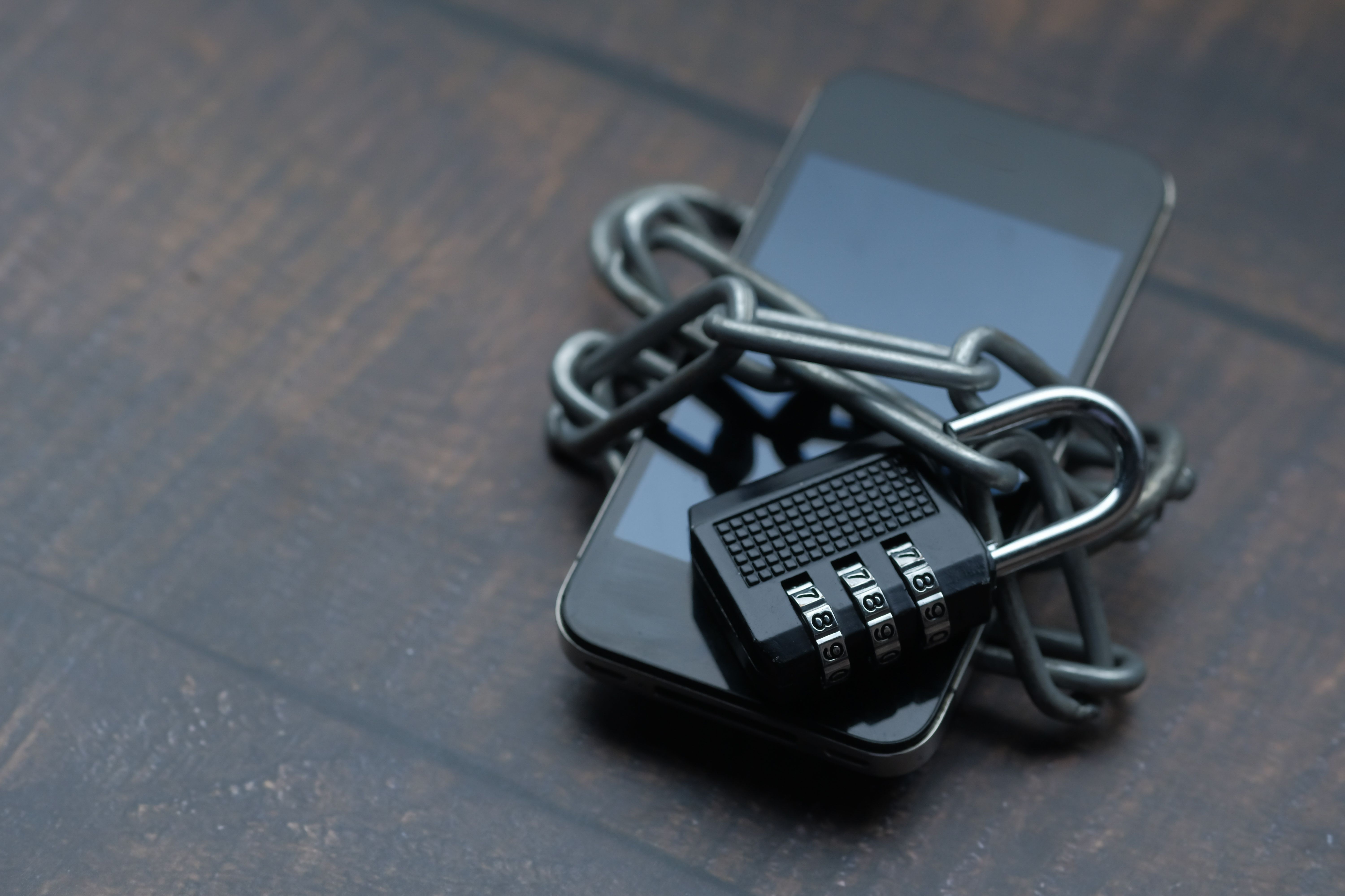Celular protegido por um cadeado, representando cuidados com a segurança digital